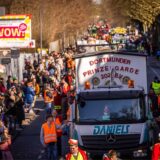 Beim Dortmunder Rosenmontagszug sind zahlreiche Karnevalswagen vom Festplatz an der Eberstraße bis zum Friedensplatz gezogen und haben Kamelle geworfen.