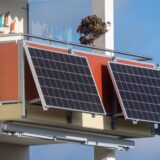 Zwei Solarmodule hängen an einem Balkon.