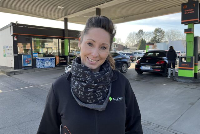 Jessica Götzen steht vor der Hem-Tankstelle in Datteln.