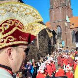 Der Blick vom Prinzenwagen beim Nelkendienstagsumzug in Olfen