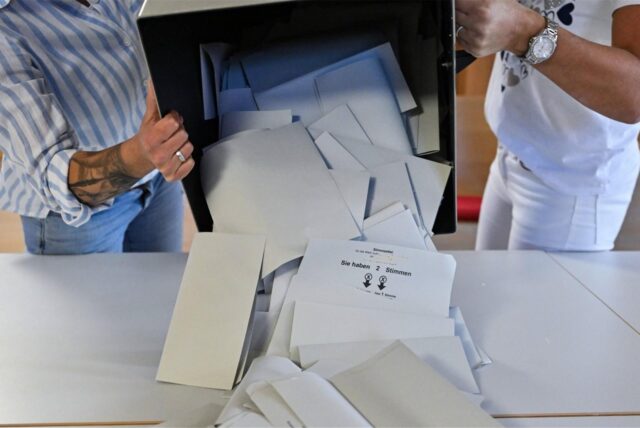 Wahlhelfer kippen eine Wahlurne aus. (Symbolbild)