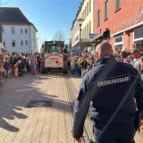 Ein Mitarbeiter des Ordnungsamtes ging beim Rosenmontagszug über die Klosterstraße.