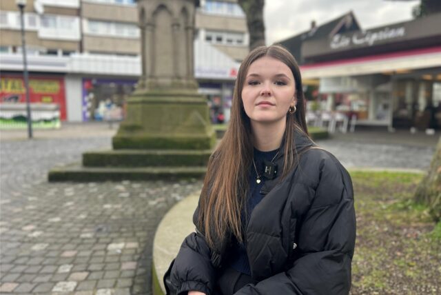 Ein Mädchen, das sitzt.