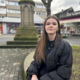 Ein Mädchen, das sitzt.