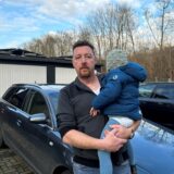 Andreas van Zwols Sohn ist aufgrund der Behinderung seines Sohnes darauf angewiesen, Behindertenparkplätze zu nutzen. Ihn ärgert die unklare Neubeschilderung des Behindertenparkplatzes, weswegen sein Auto abgeschleppt wurde.