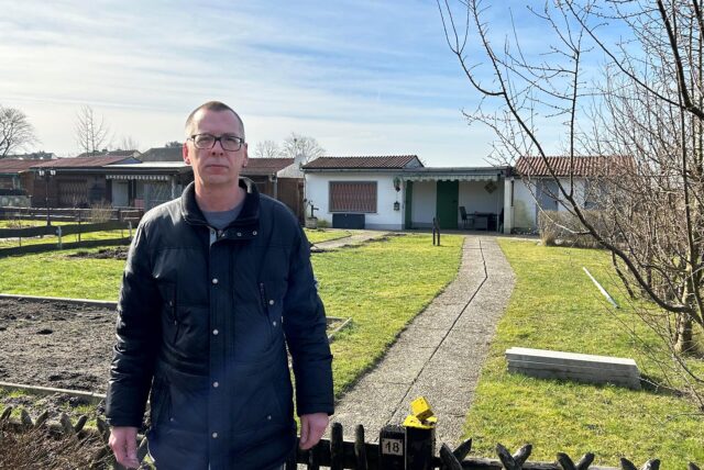 Oliver Lemke steht vor seinem ehemaligen Kleingarten im Gartenverein Dortmund-Brechten.