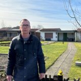 Oliver Lemke steht vor seinem ehemaligen Kleingarten im Gartenverein Dortmund-Brechten.