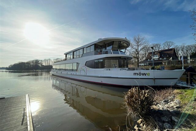 Das Fahrgastschiff Möwe an einem Anlieger auf dem Halterner Stausee