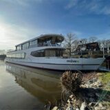 Das Fahrgastschiff Möwe an einem Anlieger auf dem Halterner Stausee