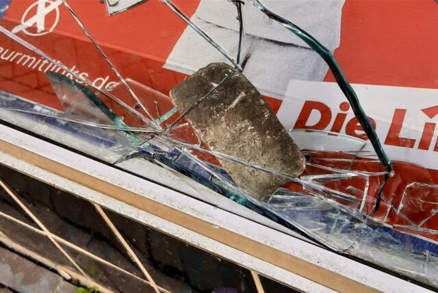 Der Pflasterstein hat die Scheibe des Linken-Büros in Recklinghausen durchschlagen.