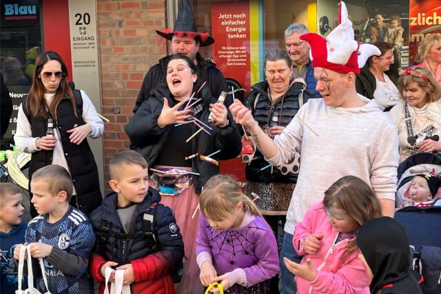 Rund 8000 Menschen kamen zum Rosenmontagszug in Dorstener Innenstadt.