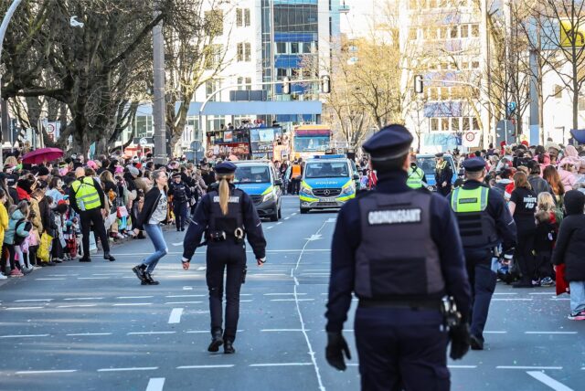 Mit verstärkter Präsenz von Polizei und Ordnungsamt und Straßensperren sorgten die Einsatzkräfte für einen sicheren Rosenmontagszug in Dortmund.
