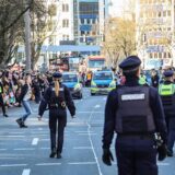 Mit verstärkter Präsenz von Polizei und Ordnungsamt und Straßensperren sorgten die Einsatzkräfte für einen sicheren Rosenmontagszug in Dortmund.