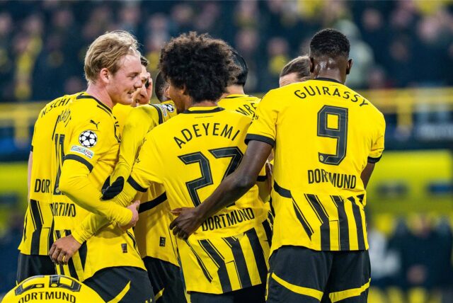 Die BVB-Spieler beglückwünschen Karim Adeyemi.