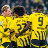 Die BVB-Spieler beglückwünschen Karim Adeyemi.