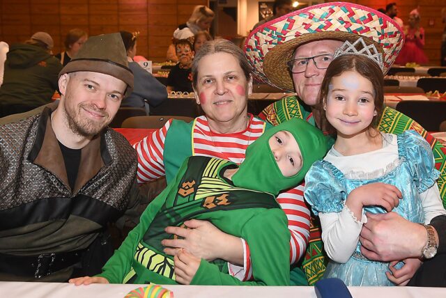 Kostümierte Kinder und glückliche Eltern: Beim Kinderkarneval 2025 war die Europahalle in Castrop-Rauxel mal wieder brechend voll.