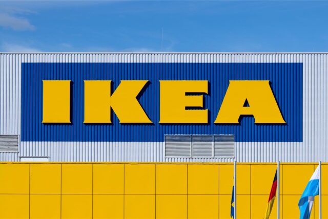 Das Logo von IKEA ist an der Fassade einer Filiale zu sehen.