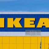 Das Logo von IKEA ist an der Fassade einer Filiale zu sehen.
