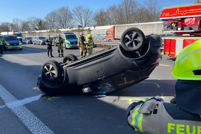Unfall auf der A2: Ein Pkw liegt kopfüber auf der Straße. Im Hintergrund stehen Rettungskräfte.