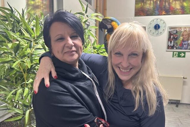 Sandra Splittgerber und Heike Mundt stehen Arm in Arm auf der Schulter sitzt der Lockvogel für Fangaktion in Castrop-Rauxel.