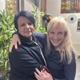 Sandra Splittgerber und Heike Mundt stehen Arm in Arm auf der Schulter sitzt der Lockvogel für Fangaktion in Castrop-Rauxel.
