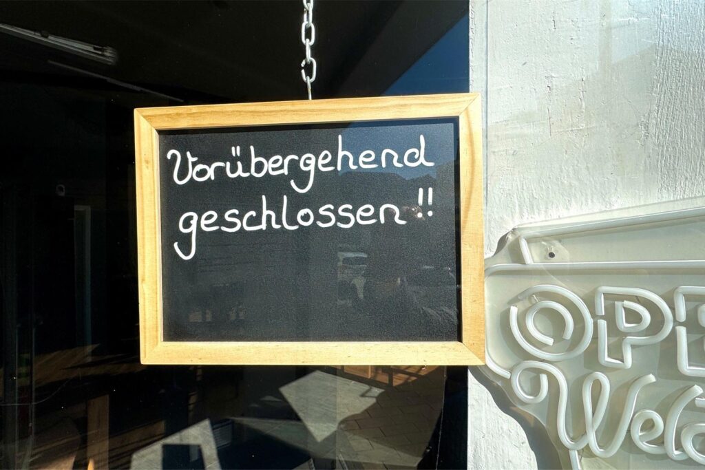 Ein Schild mit der Aufschrift 