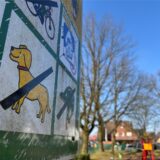 Schild an Berliner Platz, das zeigt, dass Hunde verboten sind