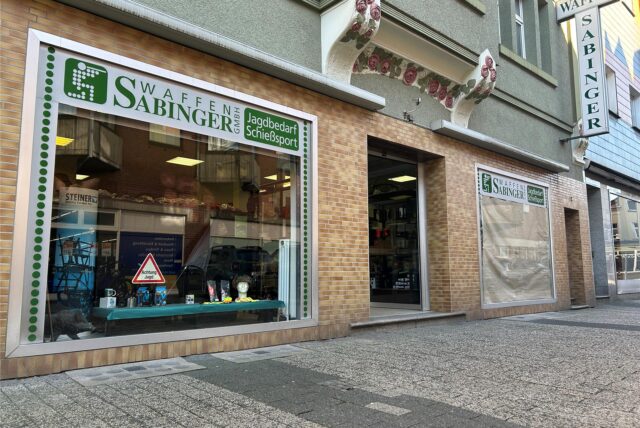 Ein Geschäft in der Innenstadt von Datteln. Das rechte Schaufenster ist abgeklebt, das linke nicht.