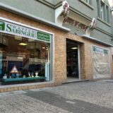 Ein Geschäft in der Innenstadt von Datteln. Das rechte Schaufenster ist abgeklebt, das linke nicht.