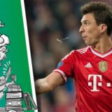 Fußballspieler spuckt auf den Rasen.