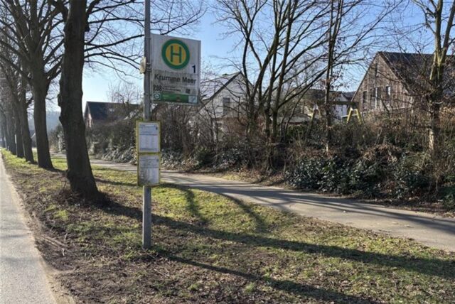 Die Bushaltestelle Krumme Meer in Haltern in Fahrtrichtung Dorsten