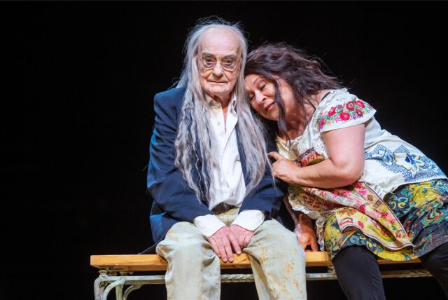 Theaterlegende Roberto Ciulli und die große Eva Mattes sind bei den Ruhrfestspielen in der Bühnen-Collage „S wie Schädel“, in einem Abend mit Texten von Navid Kermani zu sehen.