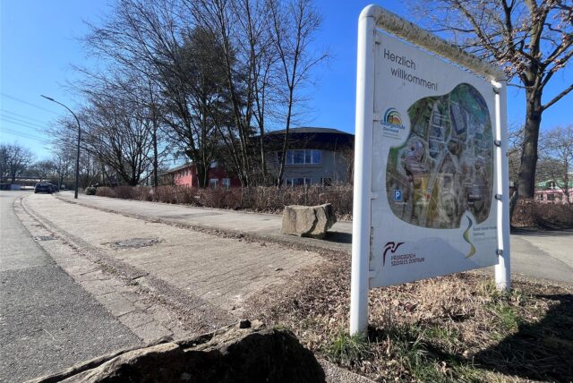 Ein Schild mit einem Gebäudeplan markiert den Eingang zum Gelände der Rudolf-Steiner-Schule in Dortmund.