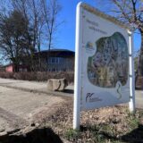 Ein Schild mit einem Gebäudeplan markiert den Eingang zum Gelände der Rudolf-Steiner-Schule in Dortmund.