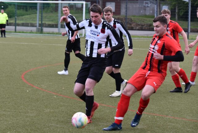 Tom Augustyniak (l.) muss wegen angeborenen Hüftproblemen mit dem Fußball zum Saisonende aufhören.