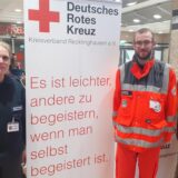 Eric Lehmann und Jasmin Danielzik sind am DRK-Stand beim Tag der Gesundheit dabei.