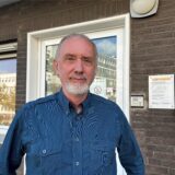 Peter Appelhoff steht vor der DROB – Drogenhilfe Recklinghausen und Ostvest e.V. in Recklinghausen.
