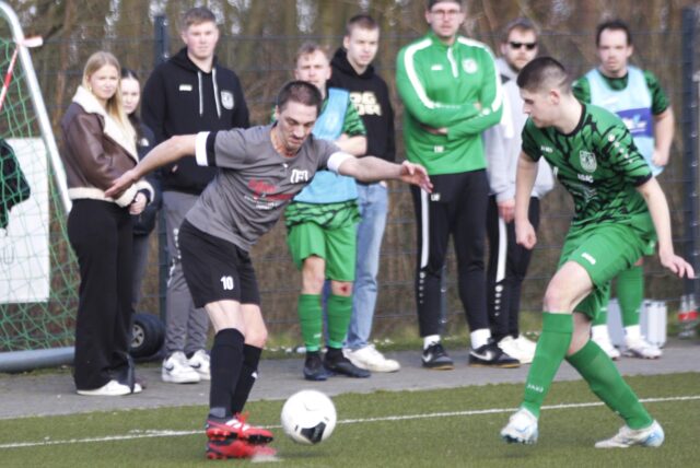 Stefan Starick (l.) trug gegen den SV Bossendorf überraschend die Kapitänsbinde bei Eintracht Waltrop.