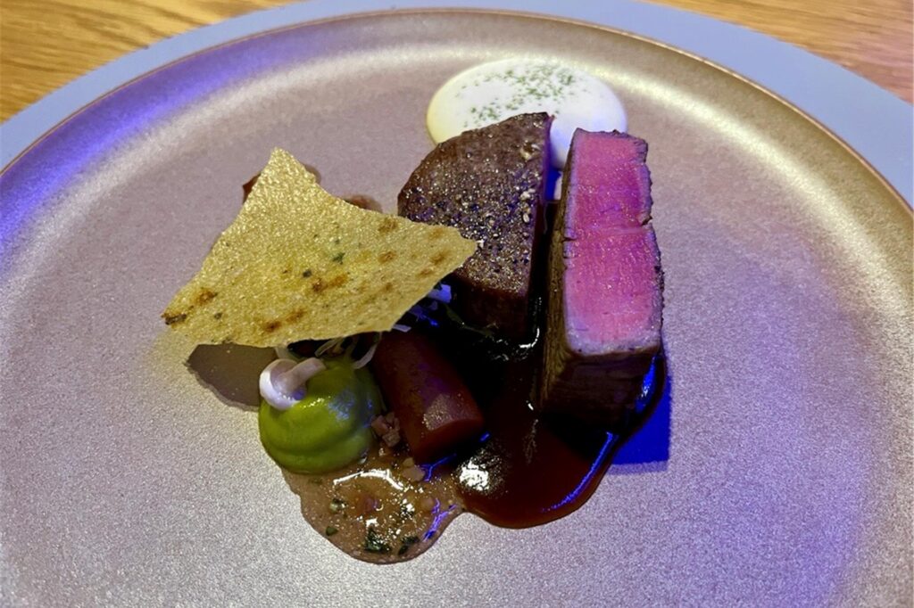 Husumer Färse mit Lauchcreme, Bernaise, Schwarzwurzel, Estragon und einem Pfefferchip im Dortmunder Sternerestaurant The Stage beim Menükarussell 2025 Husumer Färse mit Lauchcreme, Bernaise, Schwarzwurzel, Estragon und einem Pfefferchip im Dortmunder Sternerestaurant The Stage beim Menükarussell 2025
