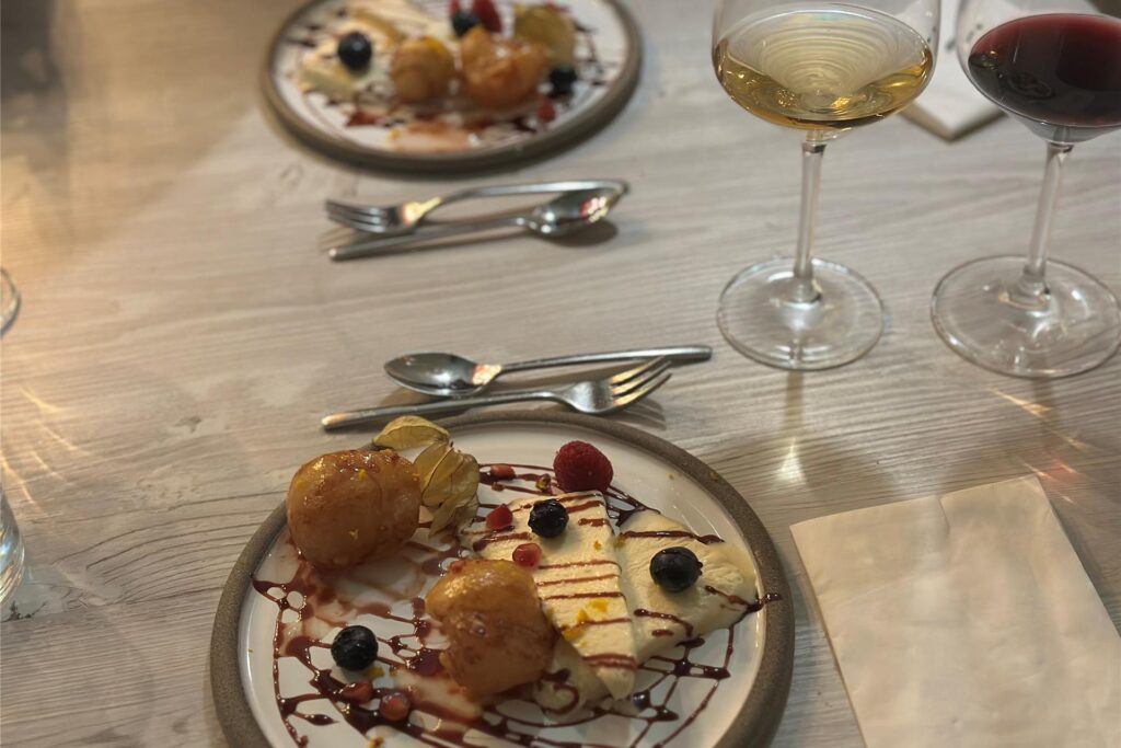 Loukoumades mit Parfait. Loukoumades mit Parfait.