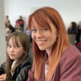 Schulpflegschaftsvorsitzende Julia Sachs und ihre Tochter Lena (9) in der Hombrucher Bezirksvertretung.