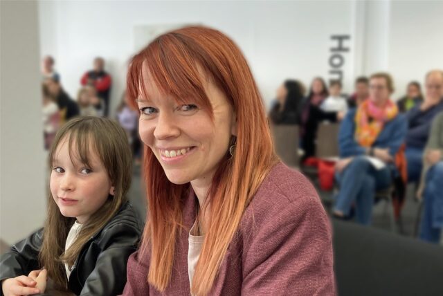 Schulpflegschaftsvorsitzende Julia Sachs und ihre Tochter Lena (9) in der Hombrucher Bezirksvertretung.