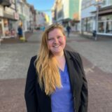 Vanessa Baum steht in der Dattelner Innenstadt.