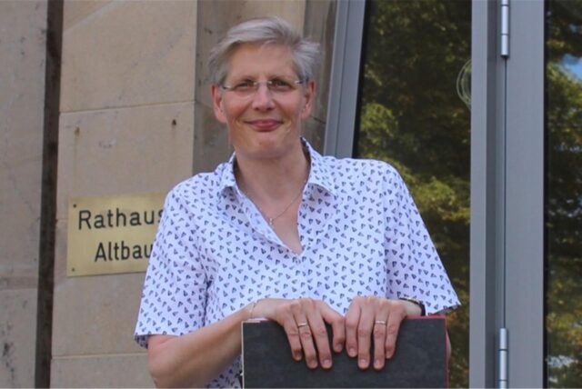Christiane Bröcker vor dem Rathaus-Eingang