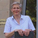 Christiane Bröcker vor dem Rathaus-Eingang