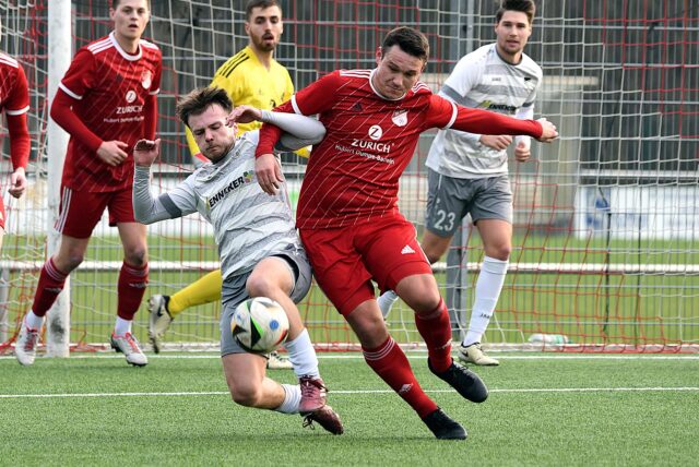 Ein Zweikampf im Spiel FC Nordkirchen gegen RW Deuten