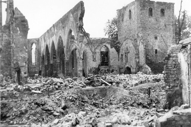 Historisches BIld der zerstörten St. Amandus-Kirche