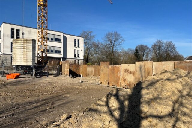 Baustelle am Halterner Schulzentrum mit einem Kran und braunen Stahlplatten