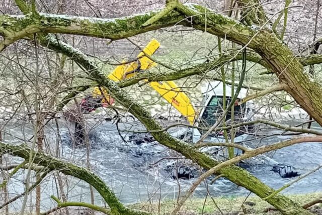 Ein Bagger untersuchte bereits vor einigen Wochen für die Emschergenossenschaft die Sohle der Emscher.