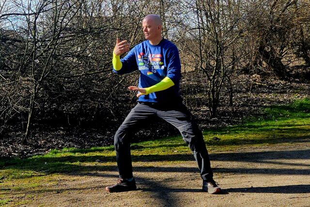 Harald Hutter macht Qi-Gong Bewegungen im Park